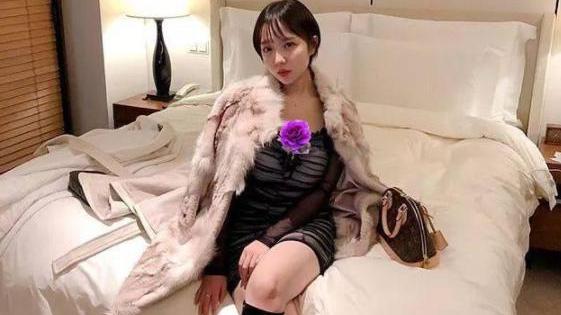 芹菜|辣妈年过40，高颜值好身材“艳压”女儿，网友：这就是运动的魅力