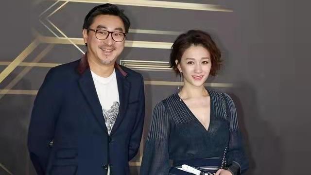 穿衣搭配|45岁的李小冉真不显老，穿牛仔裙优雅有活力，一头短发气质很迷人