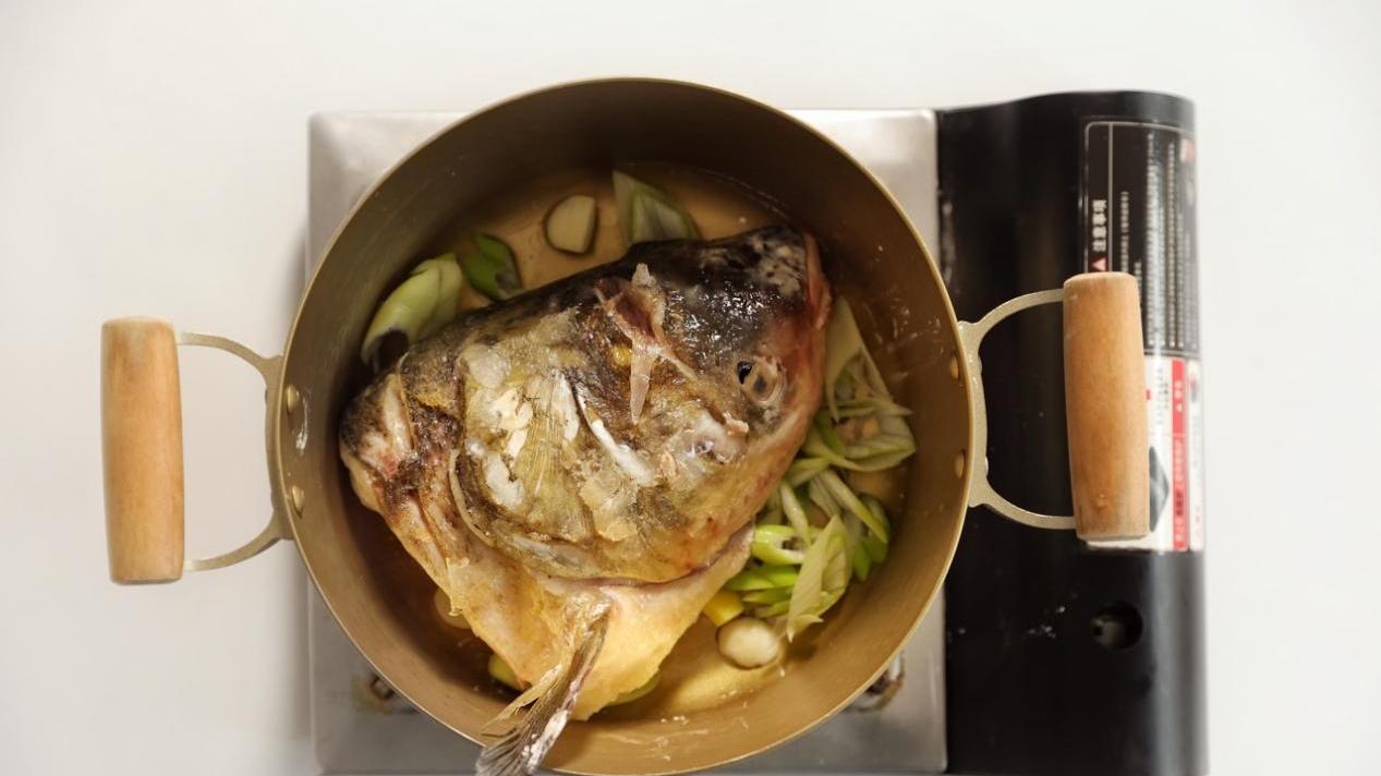 鱼头|一个鱼头加一块豆腐这样一锅炖，很多人吃了都会上头，太下饭了