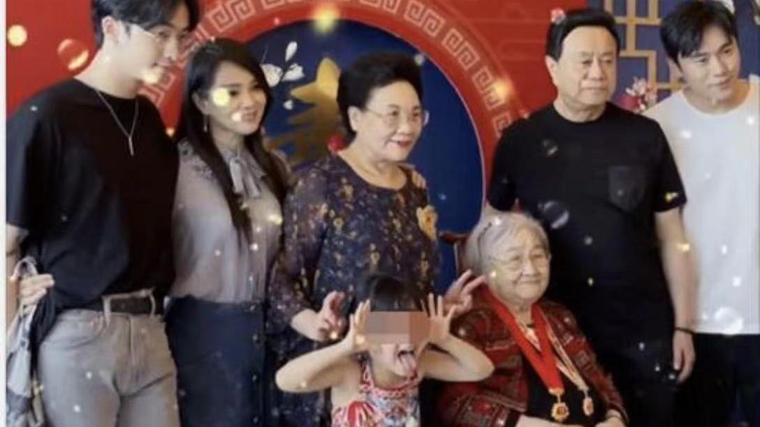 倚龙说情感|伊能静参加秦昊姥姥寿宴，53岁打扮如少女，和婆婆勾肩揽腰似母女