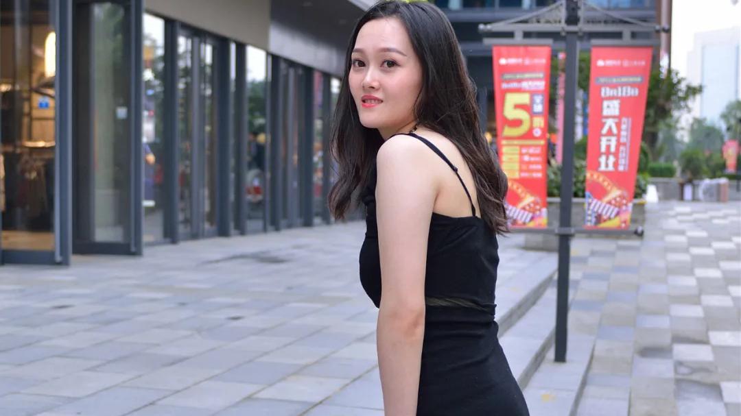 穿黑裙的圆润时尚女生
