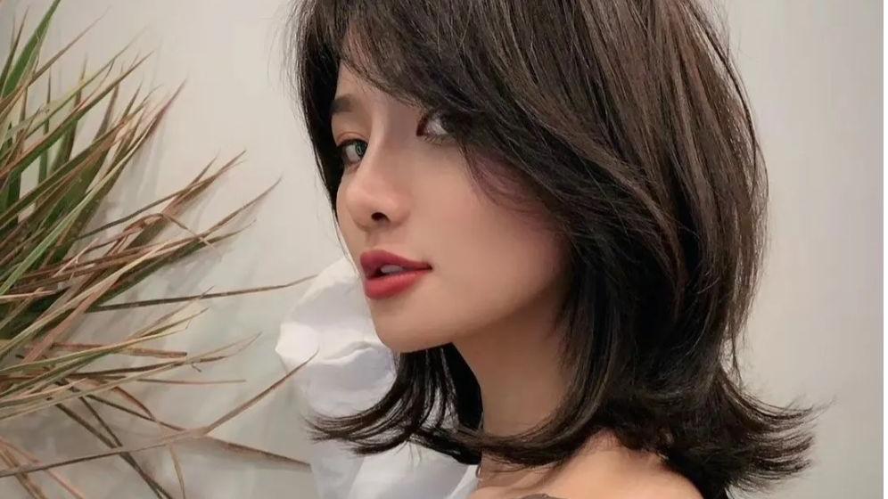 发型 年底女发别乱剪，要美就选这4种，外翘内扣和挑染还有卷卷烫