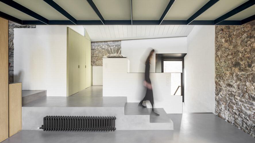 脏乱废墟“重生变圆拱现代美屋” 巧妙错层设计仿佛置身美术馆