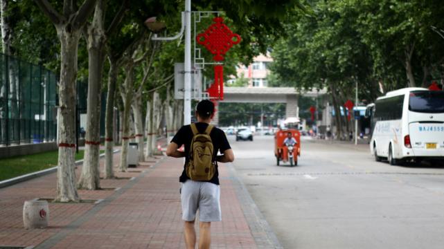 老两口砸锅卖铁，供孩子上大学，如今却成了村里的“反面教材”