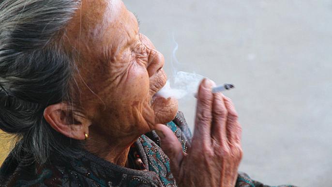 紫晴 病危婆婆在医院，还不忘抽烟喝酒，得知真相，我却流泪了