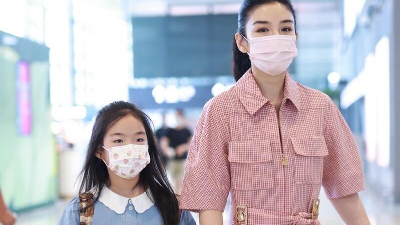 衬衫|黄奕携女儿亮相机场，穿衬衣裙扎高马尾，气质甜美不像43岁的人