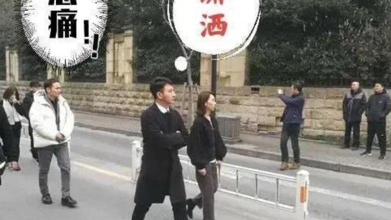 柠重呀 离谱！网友晒图党律师曾出现在网红直播间，直播背景为啥一模一样