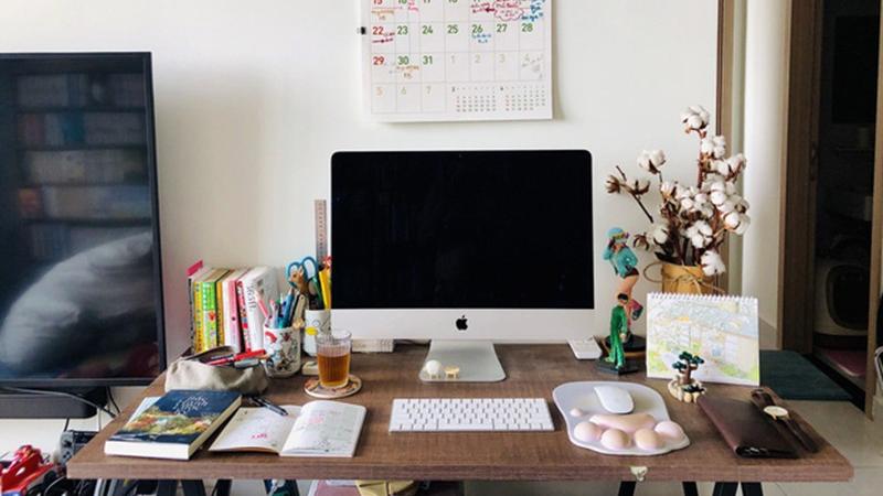 小哥挺有耐心，拒绝断舍离30㎡塞满书和手办，像是误入了一家书店