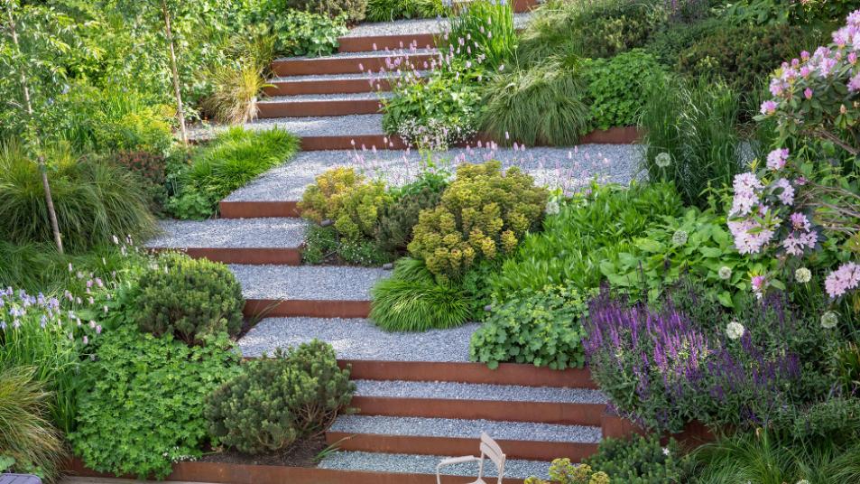 庭院做成阶梯式，不用打水泥，废旧金属框填满石砾，一层又一层