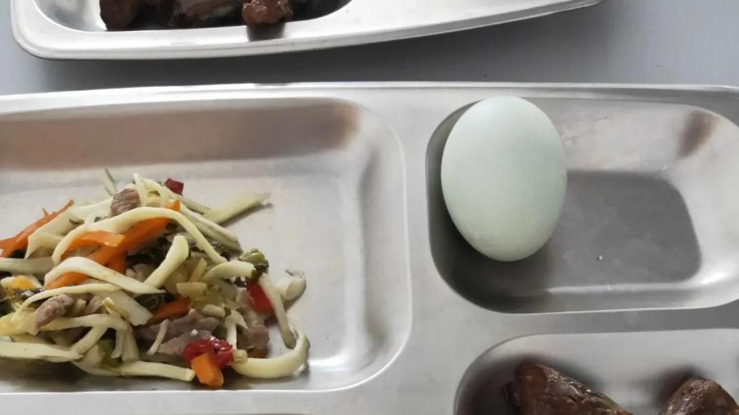 蔬菜|网友晒单位的伙食：就离谱，餐标5块一人不能再多了