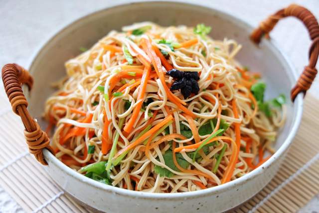 牛腩|秋天大人孩子要多吃这道素菜，爽口开胃，营养丰富，做法还超简单