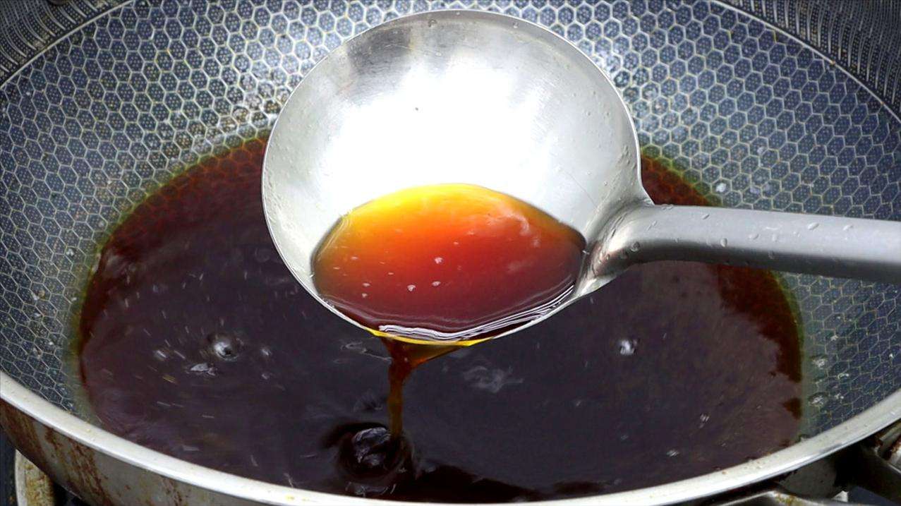 豆腐皮|卤肉炒糖色时到底怎么区分挂霜、拔丝和琉璃状态?