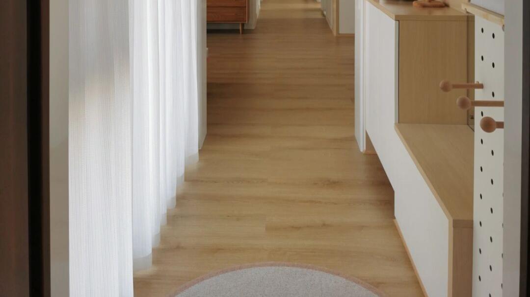 看她家下个月入住的新房，全屋定制柜子，装修非常简单，很羡慕！