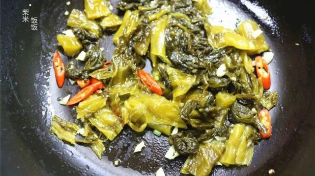 酸菜|一个人的晚餐，就煮这一碗，简单省事又好吃，冬天吃浑身暖和