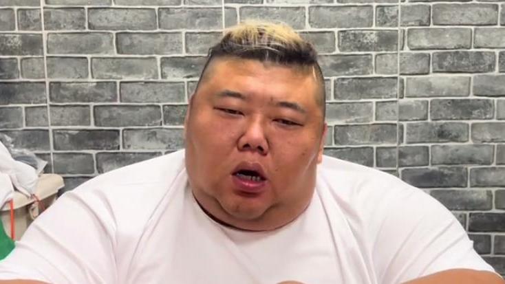 青菜 600斤胖猴仔身上怪事频发，时而癫狂时而眼神迷离，像中“降头”