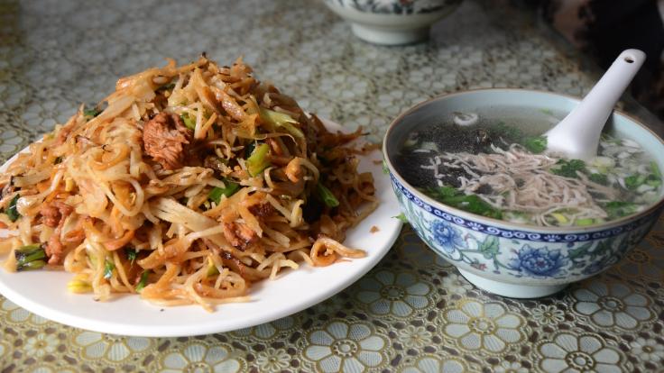 土豆丝|河南大姐卖特色小吃20年，名字好听，一碗10元，外地人没有听说过