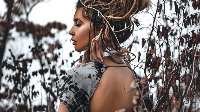 怎样用枯树枝拍摄人像照片，激发你的想象力，拍出独特的视角！