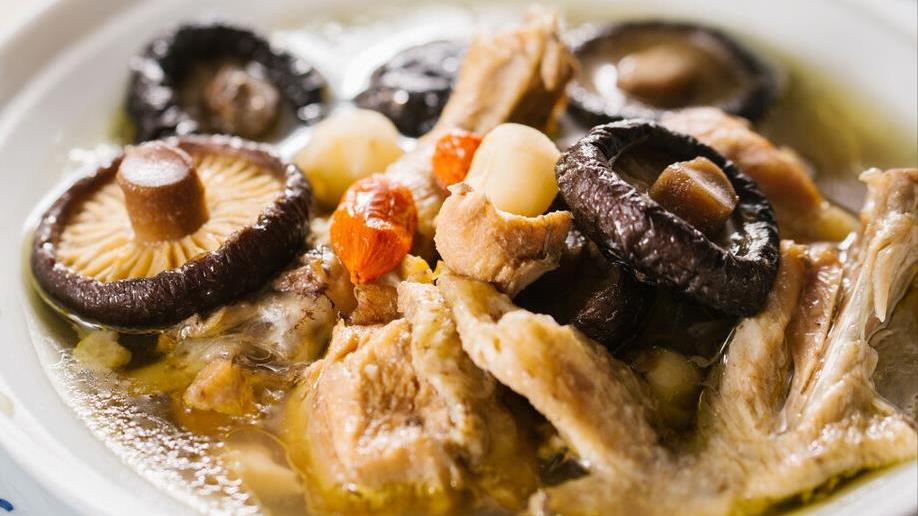 蛋挞|秋季干燥，记得多喝汤水，我用这2样炖汤喝，鲜甜滋润，降燥清热