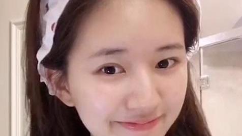 女孩 赵露思随手晒的“补水喷雾”，补水又定妆，皮肤好不是没道理