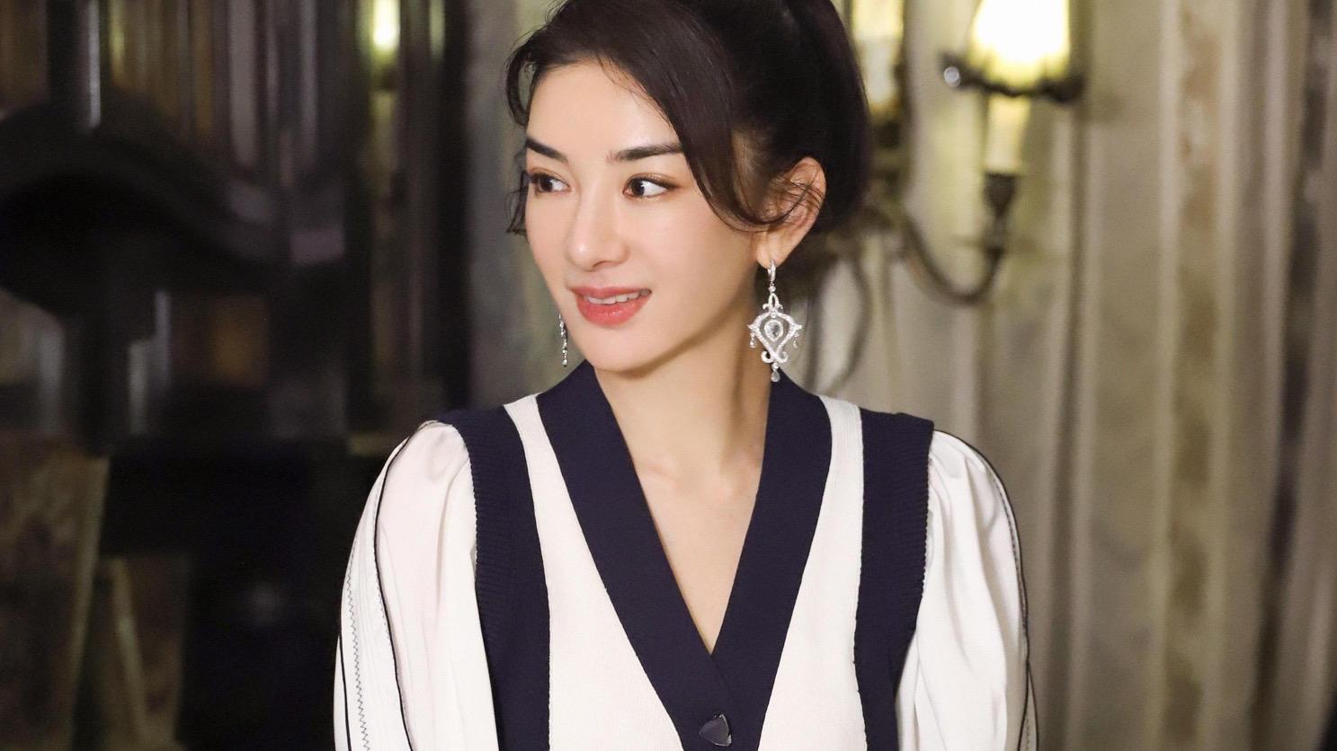 衬衫|黄奕不扮嫩也很少女，衬衫+长裙减龄又洋气，高马尾美得让人心动