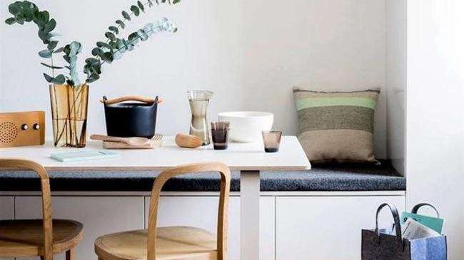 我们终于可以摆脱传统餐桌椅的陈设，靠墙打个卡座，底下还能做收纳