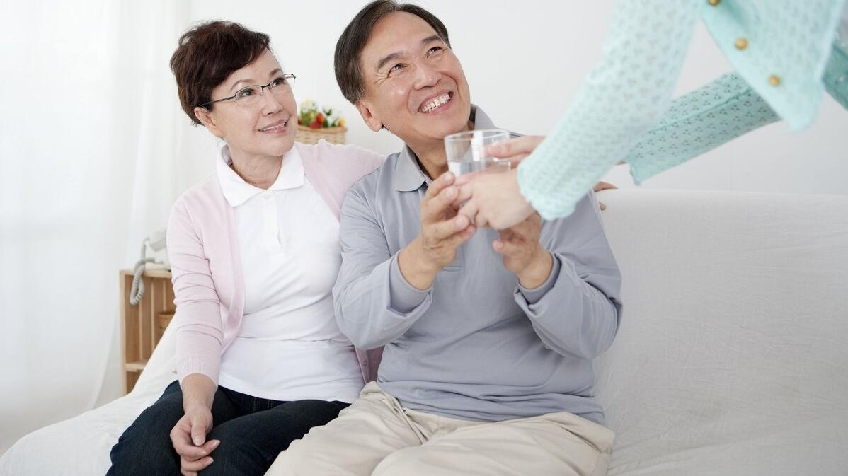 绾绾说情感|56岁大妈再婚14天就连夜逃跑，大妈：他太过分，丈夫：妻子该做的