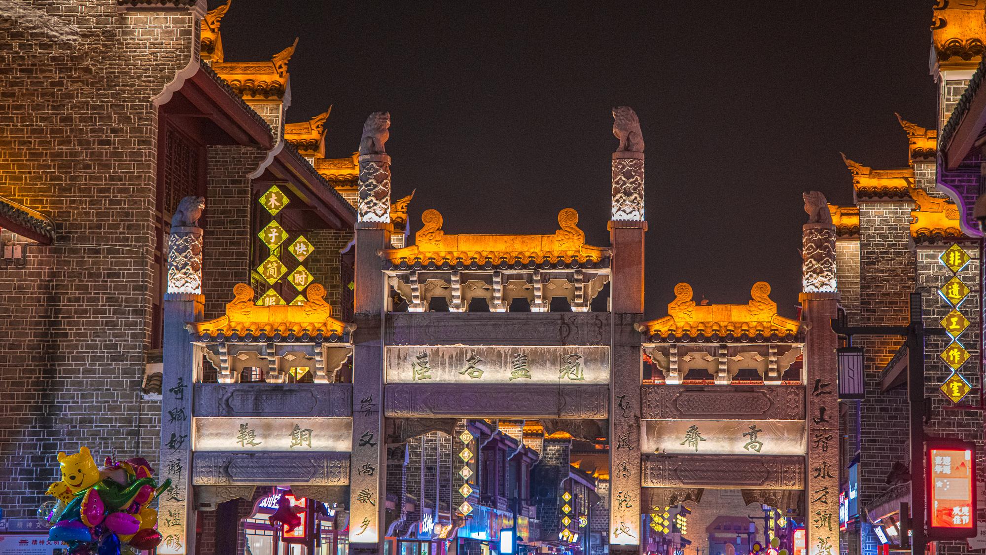 红糖|一家四口每天卖饼，月入10万元！4平方米的小吃店上了中央电视台