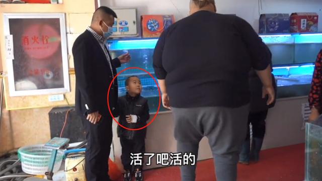 衰老 600斤胖猴仔开启减肥计划，现身海鲜市场，意外“吓坏”身边小孩