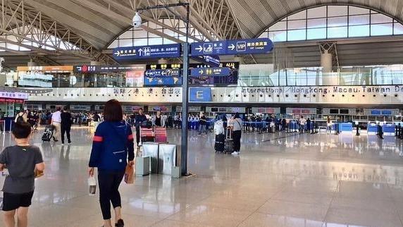 馄饨|一男子机场花58元吃馄饨，嫌太贵怒将辣椒跟醋倒光：不能吃亏