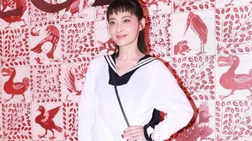 发型|梅婷自信过头了，46岁还穿“海军衫”扮嫩，结果却被发型拖后腿