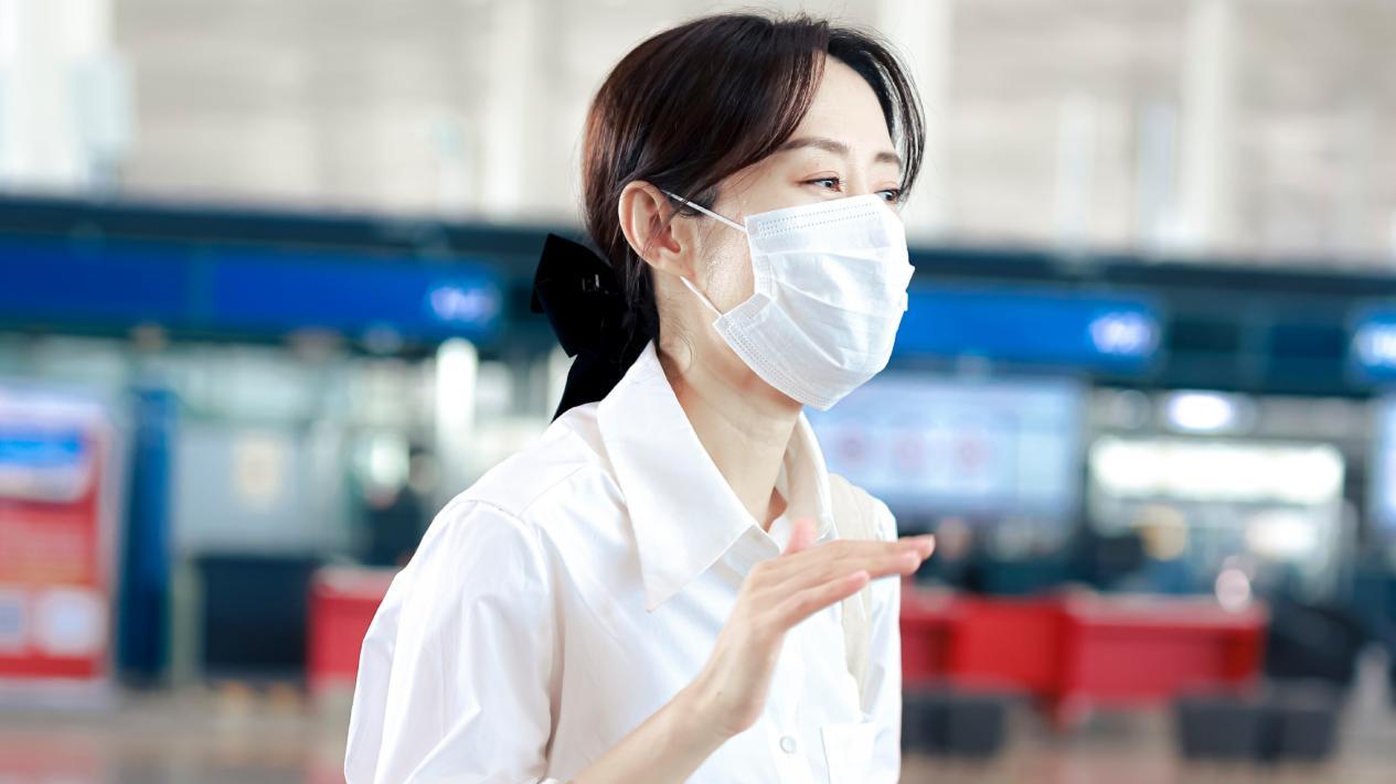 丰满 “大姐”刘敏涛低马尾很温柔，干净气质让人挪不开眼，简约也很美