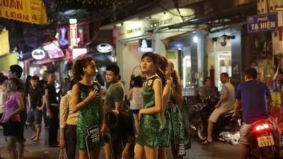 在缅甸夜市，很多当地女人站在路旁，她们究竟是做什么生意的？