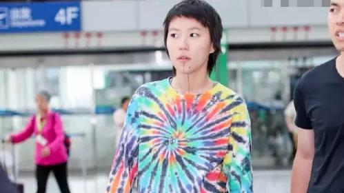 衬衫|窦靖童罕见接长发，穿衬衫解开扣子太随性，长发造型比短发更不羁