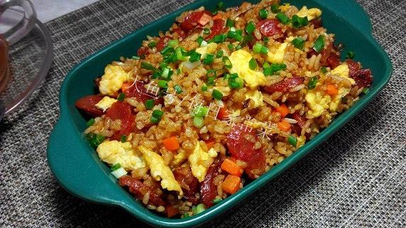 芥菜|简单一人食：一碗香喷喷的腊肠炒饭，助你轻松搞定一餐！