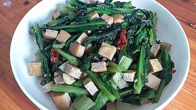 莴笋|这叶子比莴笋更有营养价值，用它炒豆干特别香，家人都爱吃