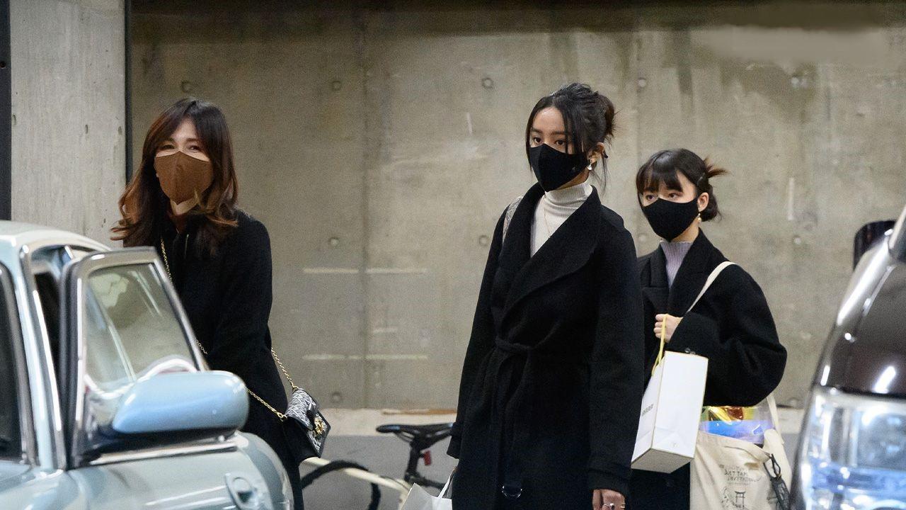 水果 工藤静香撩起刘海无惧发际线后移，元气高马尾减龄，比俩女儿还美