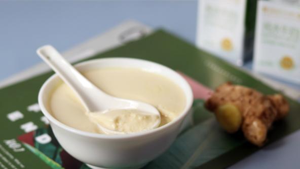 天冷了，女人别错过“姜撞奶”，驱寒暖身，皮肤水嫩，做法很简单