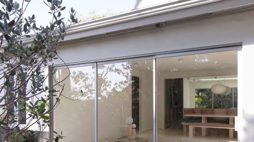 拥有下沉式空间的纯色豪宅