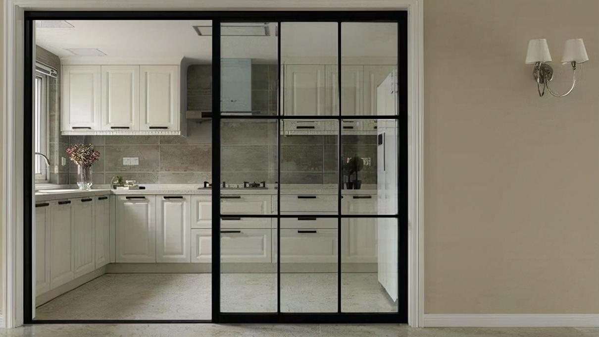 使用油烟机时，要不要关闭门窗？很多人做错了，难怪厨房烟味大