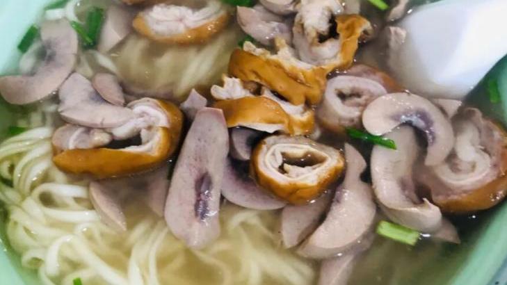 福建省|福建大妈卖捞粉，一碗35元30盆料随便选，味精放起来跟不要钱似的