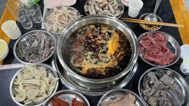 南瓜|成都只卖牛杂的火锅店，开在屠宰场旁边，爆辣锅底让人汗流浃背