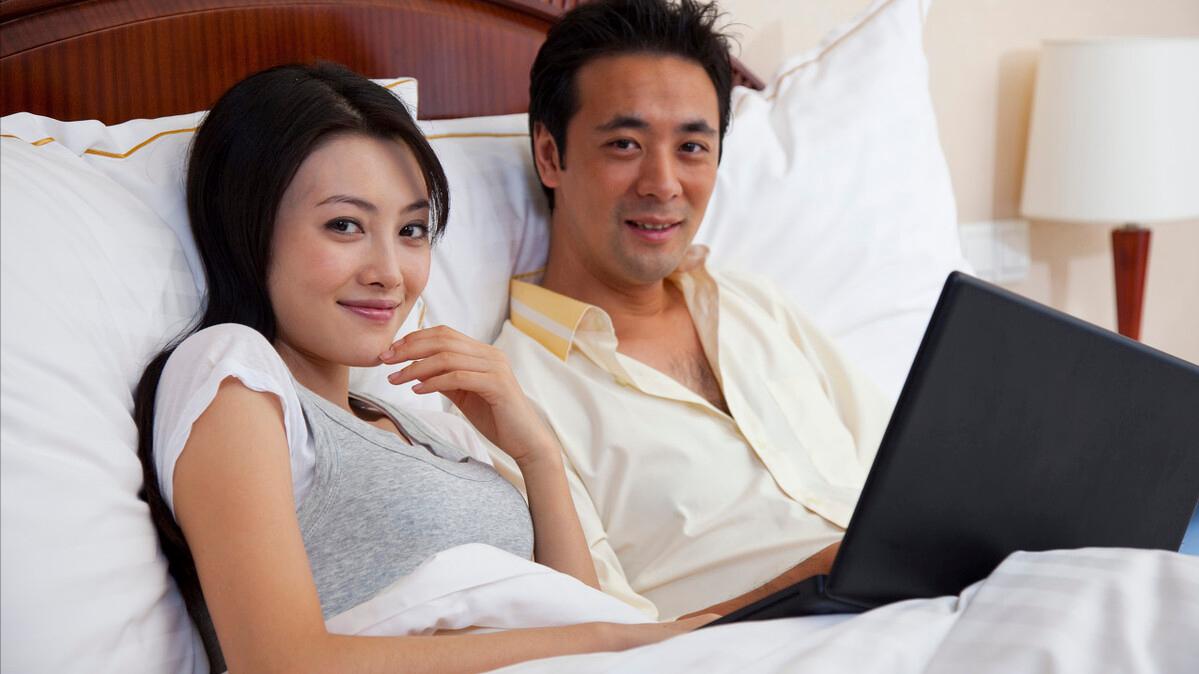 绾绾说情感|51岁大妈和33岁男人再婚，大妈：晚上太折腾，男人：夫妻就该这样