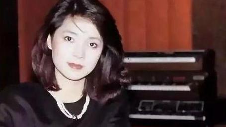 粉刺 80年代的邓丽君咋看都不腻，就算有点小包子脸，感觉也很有特色