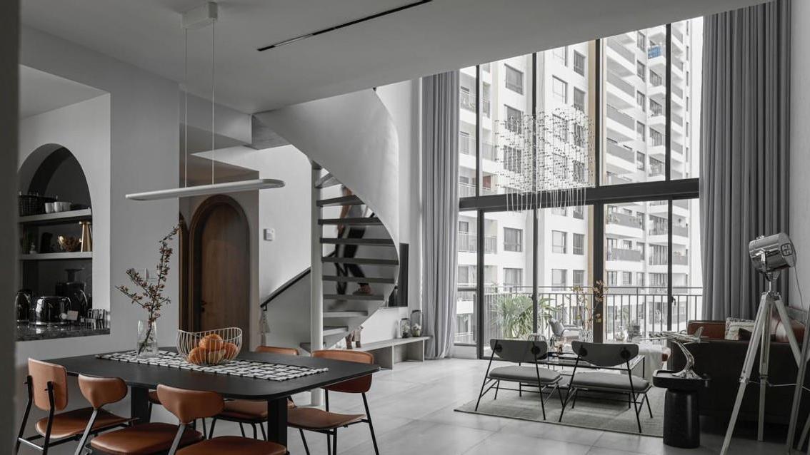 看来看去还是黑白灰最高级，跃层125㎡搭配旋转楼梯，好有优雅范！