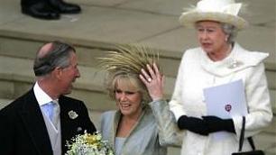 查尔斯王子 16年前卡米拉的婚礼，羽毛头饰中看不中用，在风中时刻捂着好尴尬