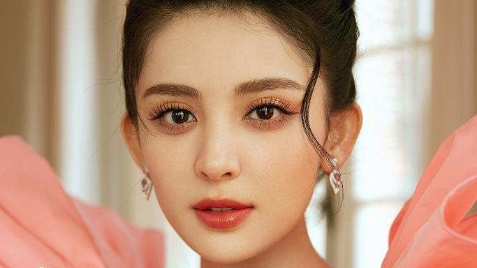 发型 放大看ELLE红毯：造型师下线, 唐嫣发型显厚重，杨幂妆容太显老
