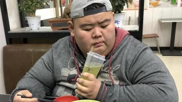 陈飞俊|山东第一胖’王浩楠一年减掉400斤，并且收获爱情，抱得美人归
