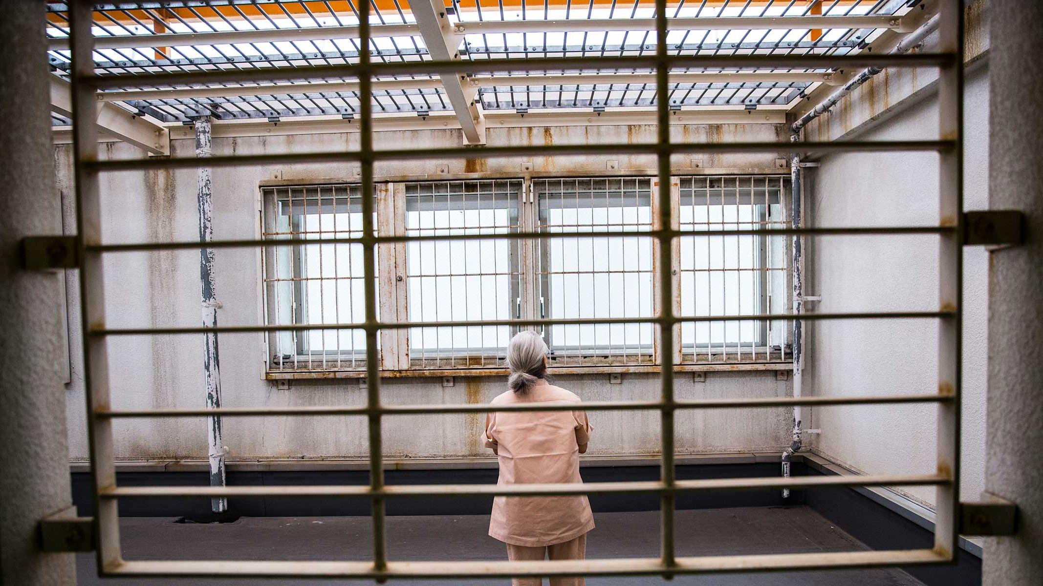 为了活命，日本许多老人故意偷面包被判刑，难道不住监狱活不了？