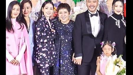 包子 向太罕见换发型，剪超短发配星空裙好贵气，郭碧婷五官越来越像她