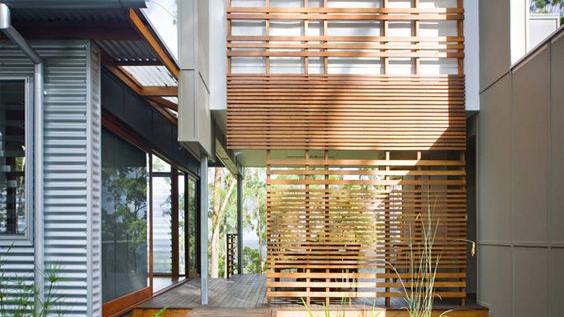 懂生活的人会把庭院错层设计，砌楼梯花坛下面养鱼，入户水景潺潺